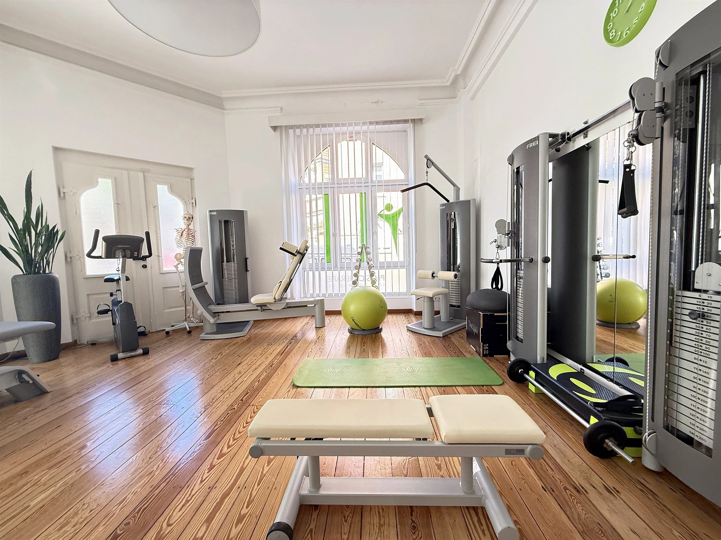 Heller Trainingsraum mit modernen Therapiegeräten