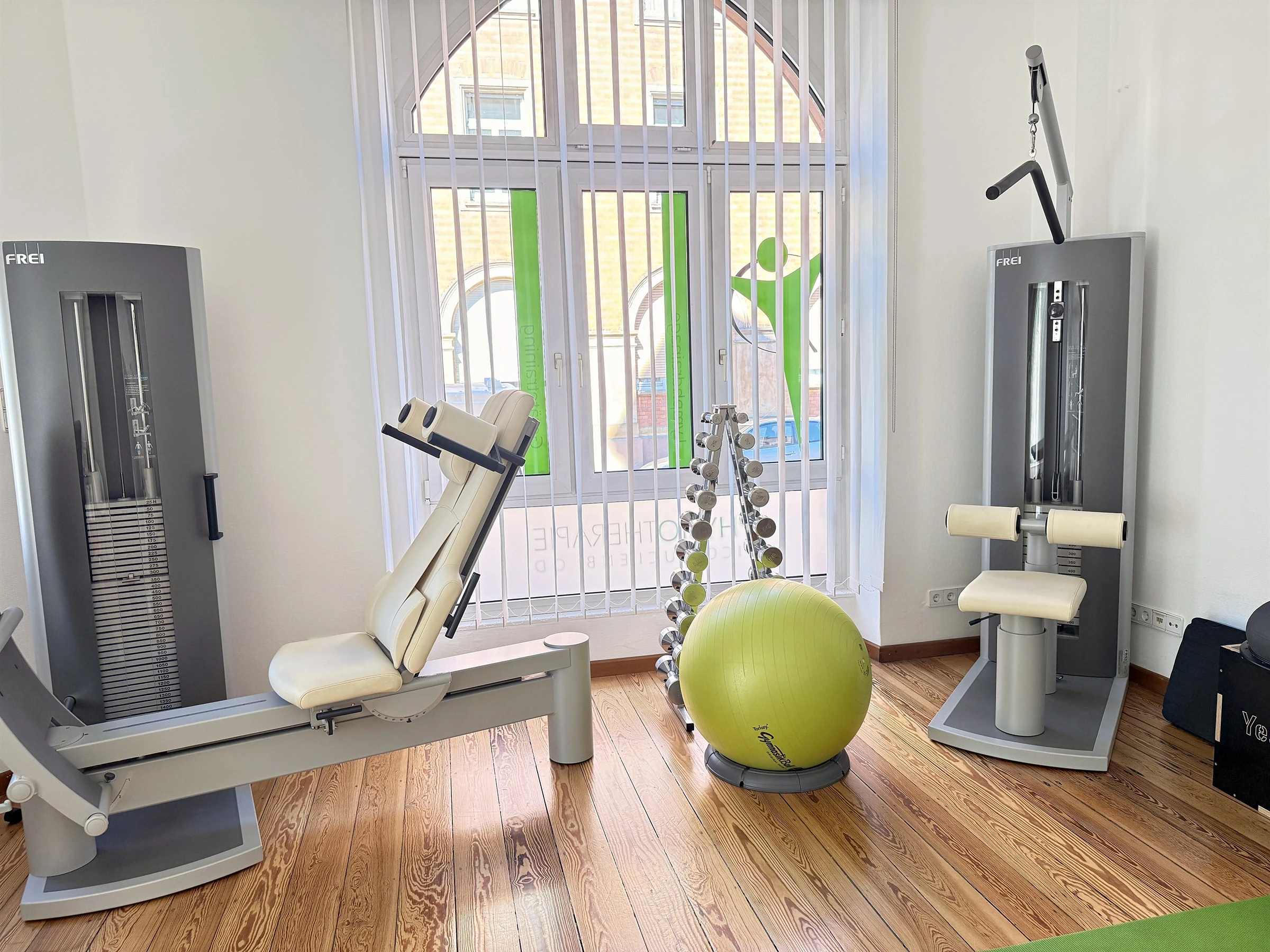 Trainingsgeräte vor einem großen Praxisfenster